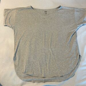 Uniqlo Women’s AIRism Seamless V-Neck Short-Sleeve T-Shirt